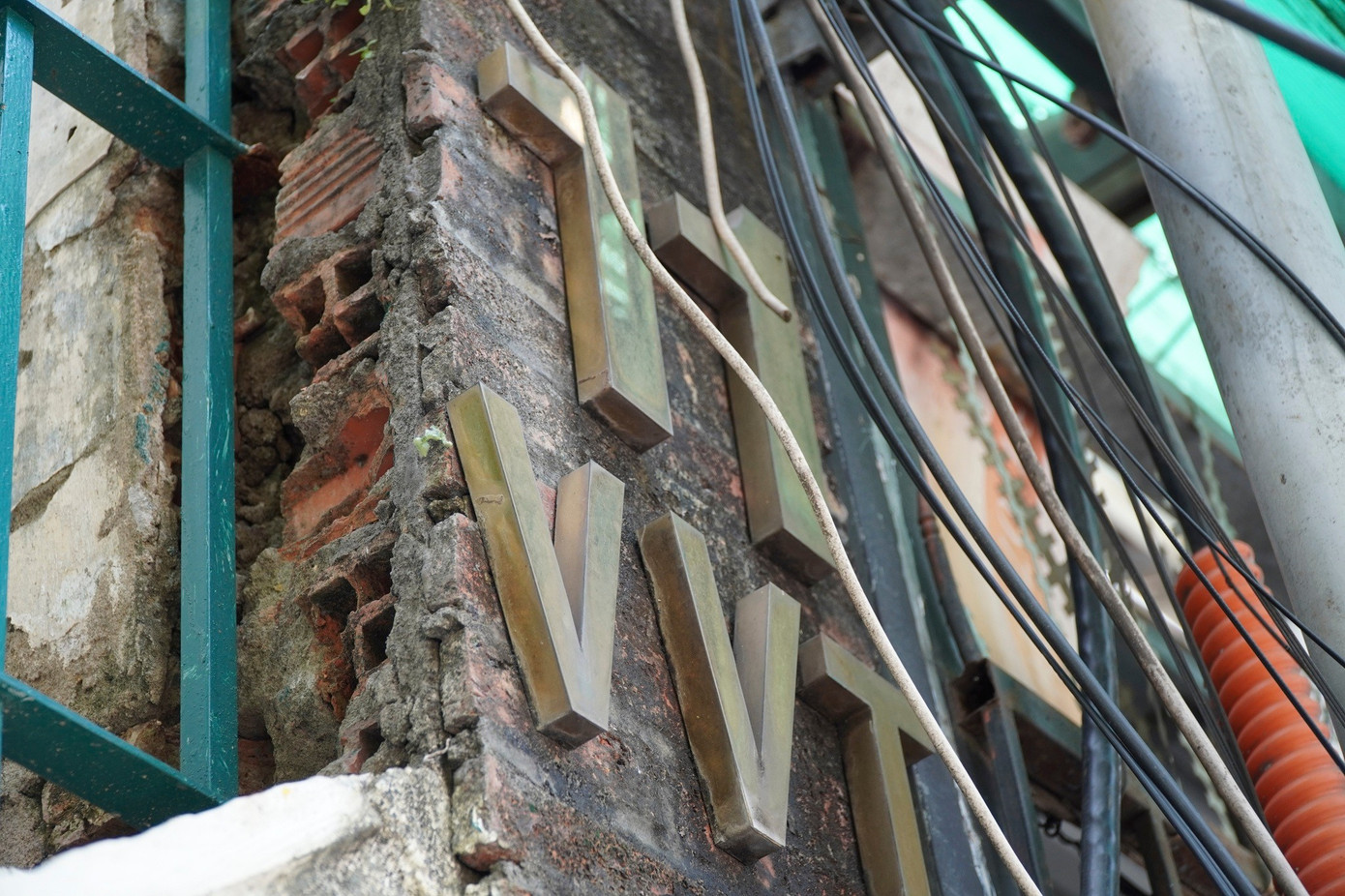 Cũng nằm ở vị trí đắc địa giữa trung tâm TP.HCM, chung cư 11 Võ Văn Tần (phường Xuân Hòa) đang trong giai đoạn di dời dang dở. Đến nay, 18/19 hộ đã rời đi. Tòa nhà được xây trước năm 1975. Qua đánh giá kiểm tra chất lượng, chung cư xếp loại D, xuống cấp nghiêm trọng và buộc phải di dời khẩn để đảm bảo an toàn cho cư dân.