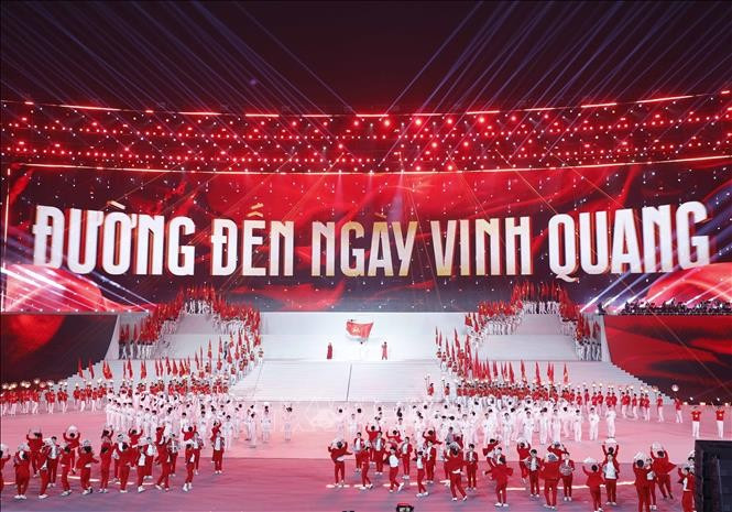 Chương trình nghệ thuật đặc biệt "Dưới lá cờ vẻ vang của Đảng” do Thành uỷ, Hội đồng nhân dân, Uỷ ban Mặt trận tổ quốc Việt Nam Thành phố Hà Nội tổ chức. Ảnh: TTXVN