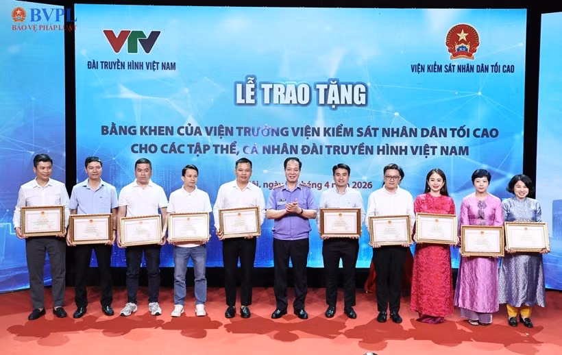 Đồng chí Trần Hải Quân, Phó Viện trưởng VKSND tối cao, Trưởng Ban Chỉ đạo công tác tuyên truyền ngành KSND trao Bằng khen của Viện trưởng VKSND tối cao tặng các cá nhân thuộc VTV đã có thành tích xuất sắc trong phối hợp tổ chức sản xuất, phát sóng Chương trình "Hồ sơ Công tố - Kiểm sát".