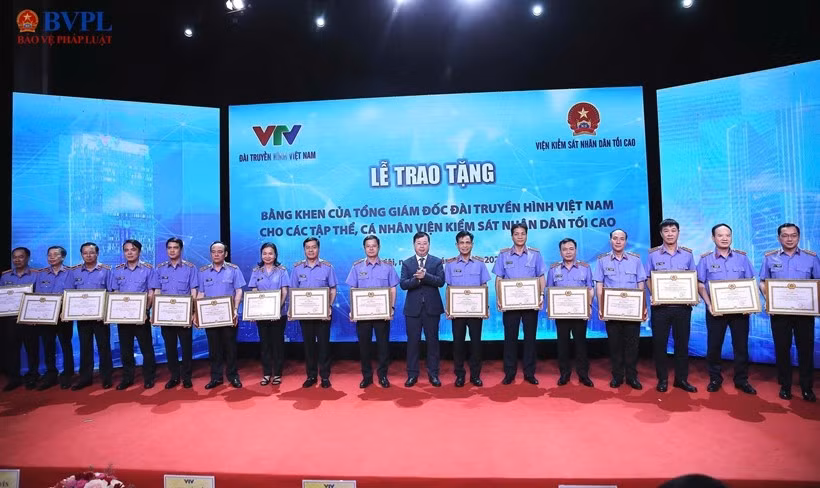 Đồng chí Nguyễn Thanh Lâm, Tổng Giám đốc Đài Truyền hình Việt Nam tặng Bằng khen cho 16 tập thể thuộc VKSND tối cao đã có thành tích xuất sắc trong phối hợp tổ chức sản xuất, phát sóng Chương trình "Hồ sơ Công tố - Kiểm sát".
