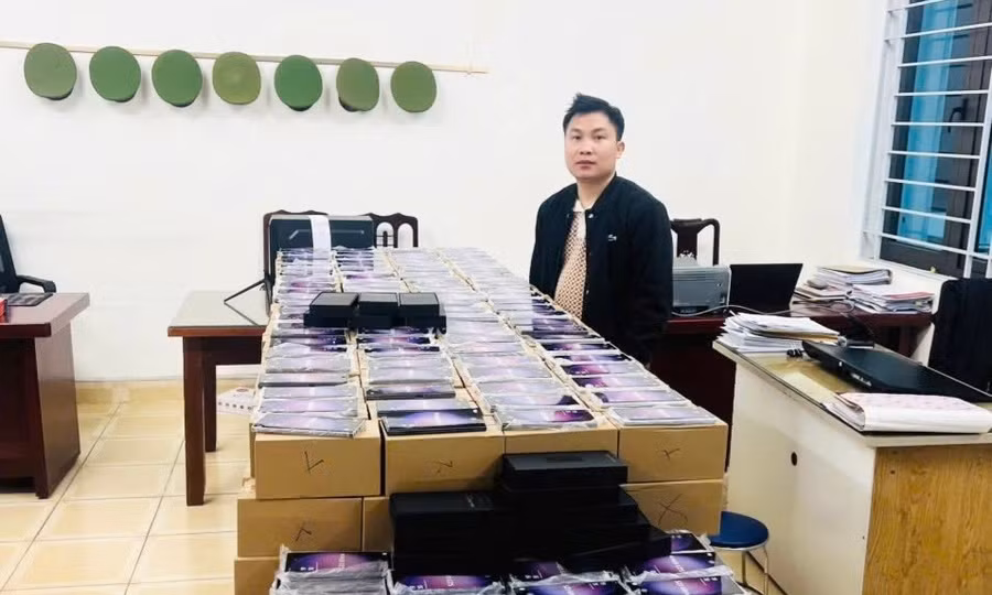 Phá đường dây tiêu thụ hơn 1.000 điện thoại Samsung giả trên toàn quốc