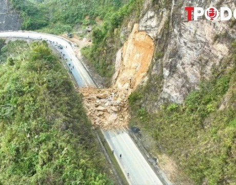 NÓNG 15/12: Vì sao hàng nghìn mét khối đất đổ xuống đường giữa thời tiết đẹp ở Quốc lộ 6?