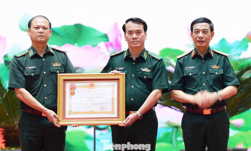 Những 'viên gạch hồng' đắp bồi thế trận lòng dân vững chắc