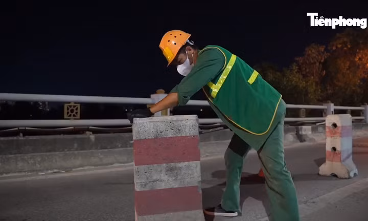 Cầu Thanh Trì lắp dải phân cách cứng liên tục giữa hai làn xe