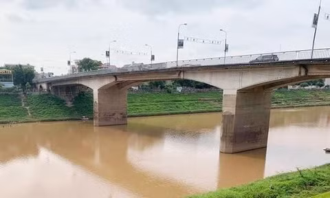 Lãnh đạo Sở Xây dựng Lạng Sơn thông tin về cầu Đông Kinh bị nứt ngang