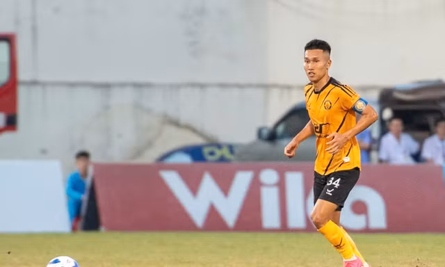 Án phạt mùa trước khiến hai cầu thủ lỡ ngày khai màn V-League