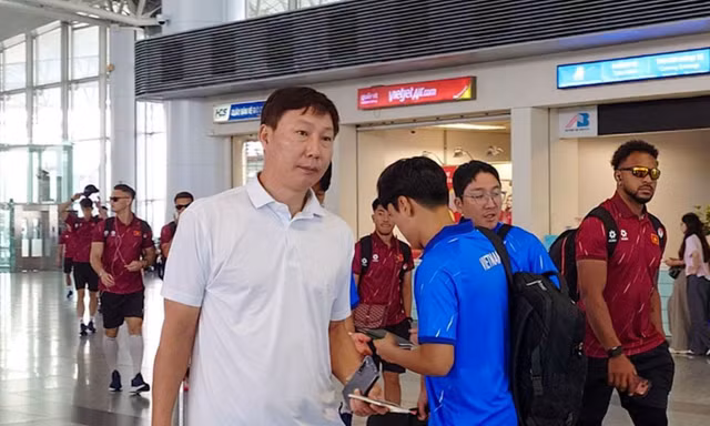 Ông Kim Sang-sik trầm tư trong ngày tuyển Việt Nam lên đường đấu FIFA ASEAN Cup 2026
