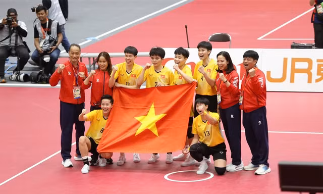 Bộ trưởng Bộ VHTTDL Lâm Thị Phương Thanh chúc mừng đội tuyển cầu mây nữ