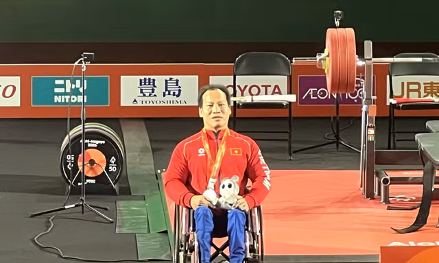 ASIAN Para Games 5: Lực sĩ Lê Văn Công giành huy chương bạc đầu tiên cho Đoàn Thể thao Người khuyết tật Việt Nam