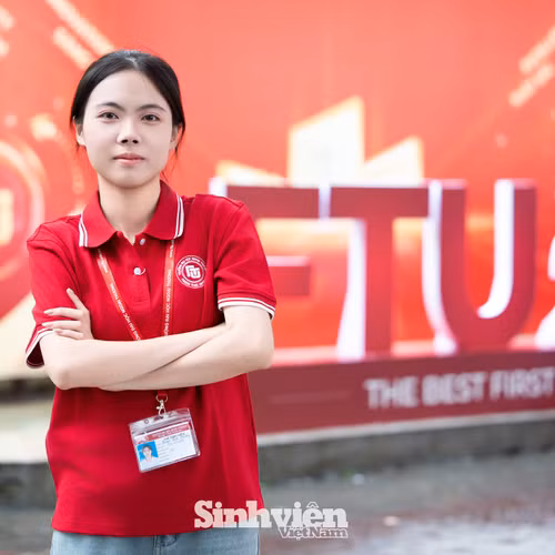 Thủ khoa toàn quốc 2026 cùng mẹ tới nhập học tại Trường ĐH Ngoại thương