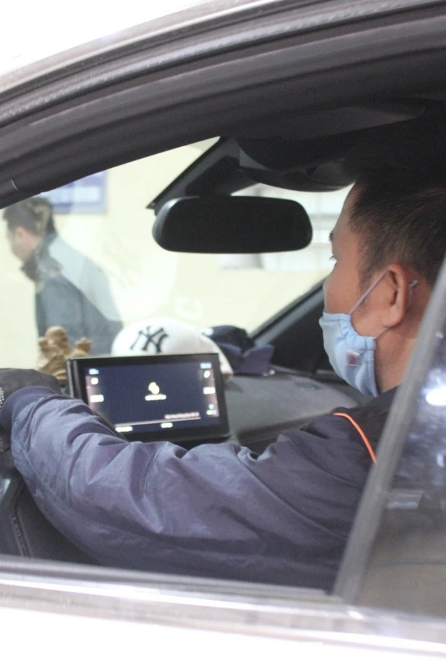 ‘Đạp hết ga’ khi đăng kiểm ô tô gây tranh cãi: Thực chất đó là quy trình gì?