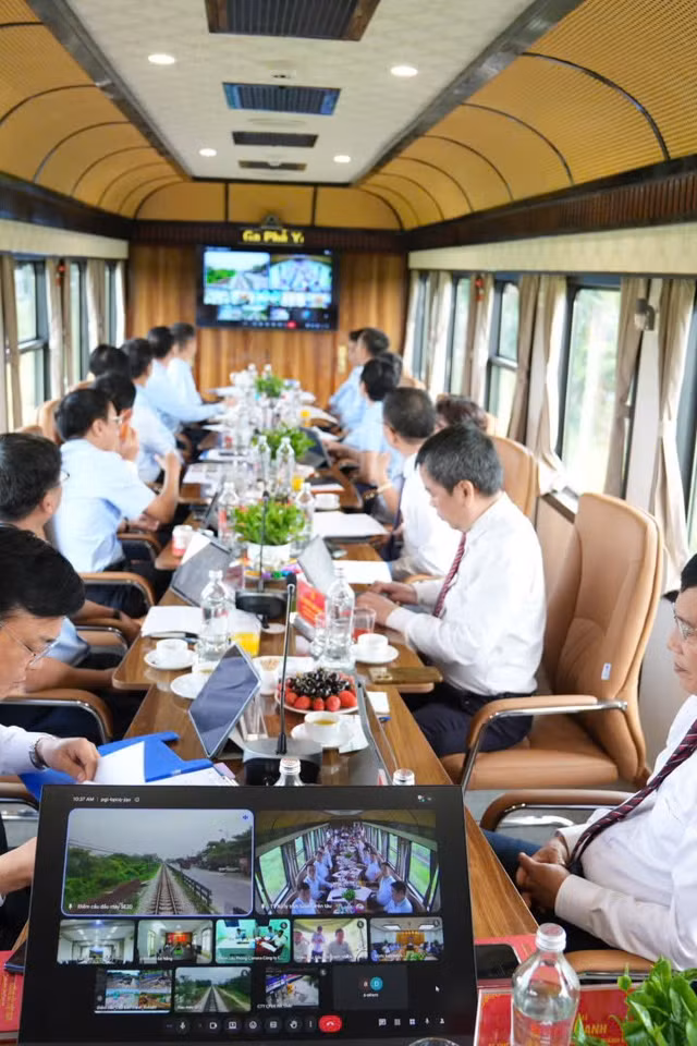 Xuất hiện toa tàu thông minh, robot AI phục vụ tại chỗ