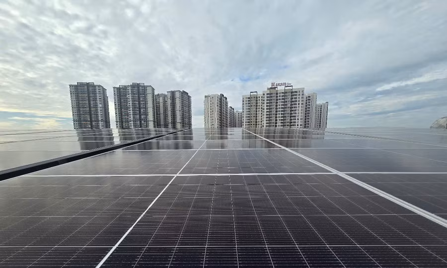 Lo ngại tiền điện tăng cao, người dân tức tốc 'tung' hàng trăm triệu đồng lên mái nhà