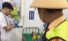 Cảnh sát dùng xe chuyên dụng mở đường cứu bé trai co giật, tím tái