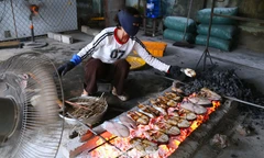 Khom lưng nướng cá cả ngày lẫn đêm cận Tết