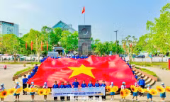  Lá đại kỳ vượt hơn 400km kết nối những miền đất anh hùng