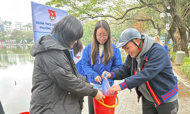 'Áo xanh' cùng AI tiếp sức Táo quân, giữ sạch môi trường