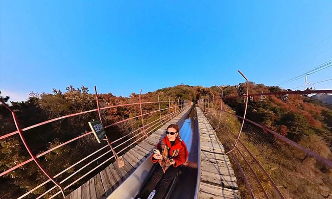 Khách Việt ghé Vạn Lý Trường Thành ngắm lá vàng lá đỏ, xuống núi bằng cách lạ