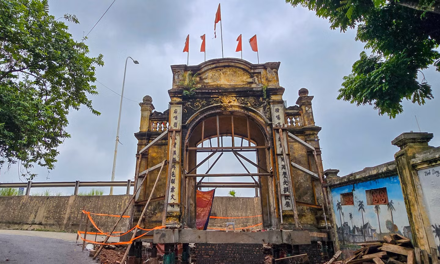 Hà Nội: Người dân góp nửa tỷ đồng nâng nguyên khối cổng cổ trăm năm