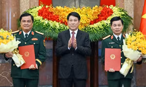 Chủ tịch nước trao Quyết định thăng quân hàm Thượng tướng đối với đồng chí Đỗ Xuân Tụng và đồng chí Đỗ Văn Bảnh
