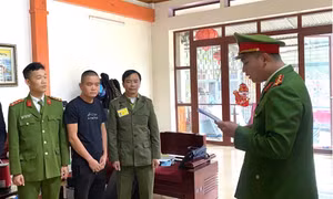 Đối tượng Trần Xuân Nguyên (áo đen). Ảnh: Công an tỉnh Lào Cai.