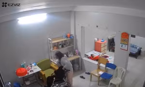 Công an điều tra vụ cụ bà 90 tuổi bị giúp việc bạo hành ở Hà Nội