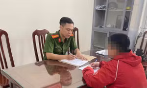 Hà Nội: Công an làm việc với shipper túm tóc kéo lê cô gái trên vỉa hè
