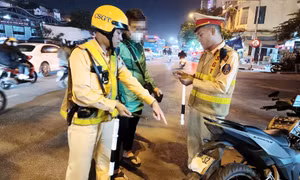 Nhiều tài xế xe ôm công nghệ che, dán biển số bị CSGT Hà Nội xử phạt