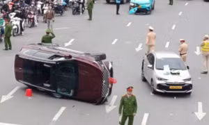 Hà Nội: Tài xế ô tô bị lật sau va chạm ở Ngã Tư Sở dương tính với ma túy