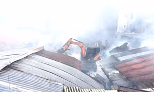 Ki-ốt bên trong chợ bị thiêu rụi.