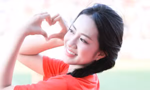 Hoa hậu Hà Trúc Linh phấn khích khi tới ‘chảo lửa’ Thiên Trường cổ vũ Siêu cúp quốc gia