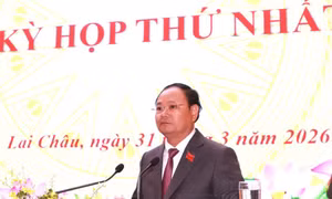 Bí thư Tỉnh ủy, Chủ tịch HĐND tỉnh Lai Châu Lê Minh Ngân phát biểu tại kỳ họp.
