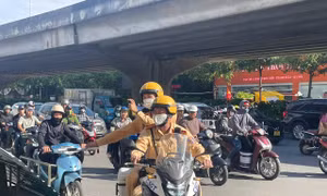 Dân quay clip phản ánh tới Cục trưởng CSGT để xử phạt xe máy chở tôn nghênh ngang trên đường