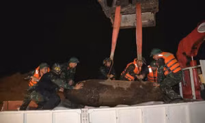 Đưa 2 quả bom còn nguyên ngòi nổ đi hủy tại trường bắn