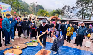 Hình ảnh lễ hội giã bánh giầy của người Mông