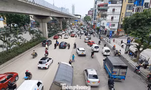Hà Nội: Xe tải sụp 'hố tử thần' trên đường Nguyễn Trãi, giao thông ùn dài