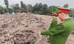 Khởi tố 3 giám đốc công ty môi trường trong vụ đổ trộm 7.000 tấn chất thải ở Bát Tràng
