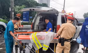 CSGT Hà Nội nhường áo mưa, giúp 2 bệnh nhi mắc bệnh hiểm nghèo 'vượt ngập' đi cấp cứu