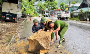 Sau mưa lớn kéo dài, công an, quân đội Lào Cai khẩn trương hỗ trợ người dân khắc phục hậu quả