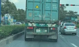 [Clip] Xe đầu kéo container lạng lách, tạt đầu ô tô gây bức xúc ở TPHCM 