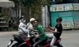 Clip: Hai người đi xe máy bị đuổi đánh trên đường ở TPHCM