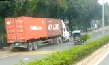 Xe container chạy ngược chiều ở làn xe máy khiến người đi đường sợ hãi