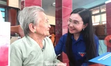 Bí thư T.Ư Đoàn thăm, tặng quà các Mẹ Việt Nam Anh hùng tại TPHCM