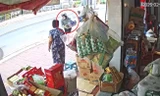[CLIP] Cụ ông giằng co quyết liệt với kẻ cướp bia tại tiệm tạp hóa ở TPHCM