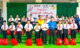 Thanh niên TPHCM mang quà Tết tặng thiếu nhi đồng bào vùng Cù lao, miền núi