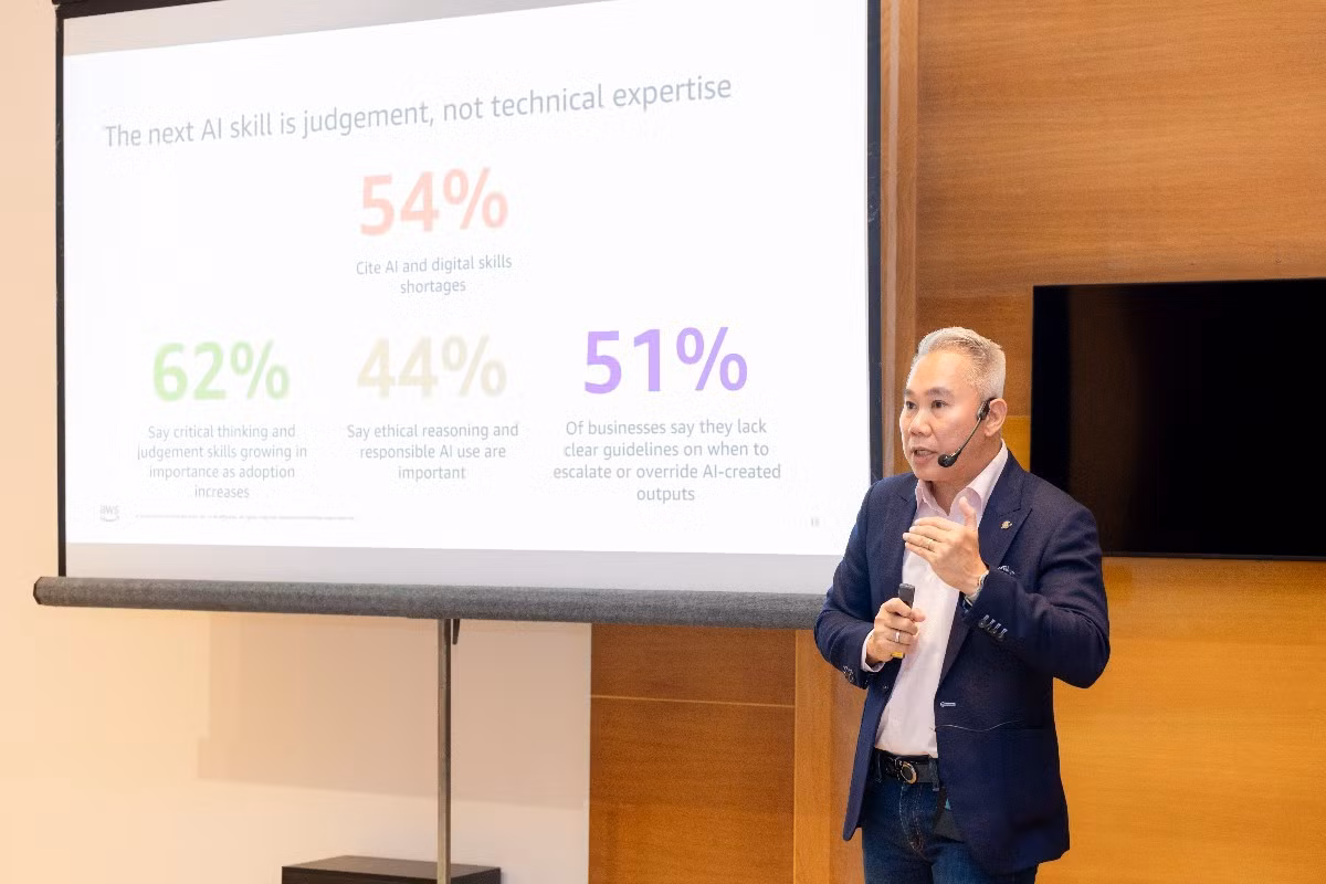 Ông Eric Yeo - Tổng giám đốc AWS Việt Nam - chia sẻ những phát hiện quan trọng từ báo cáo “khai phá tiềm năng AI của Việt Nam năm 2026”.
