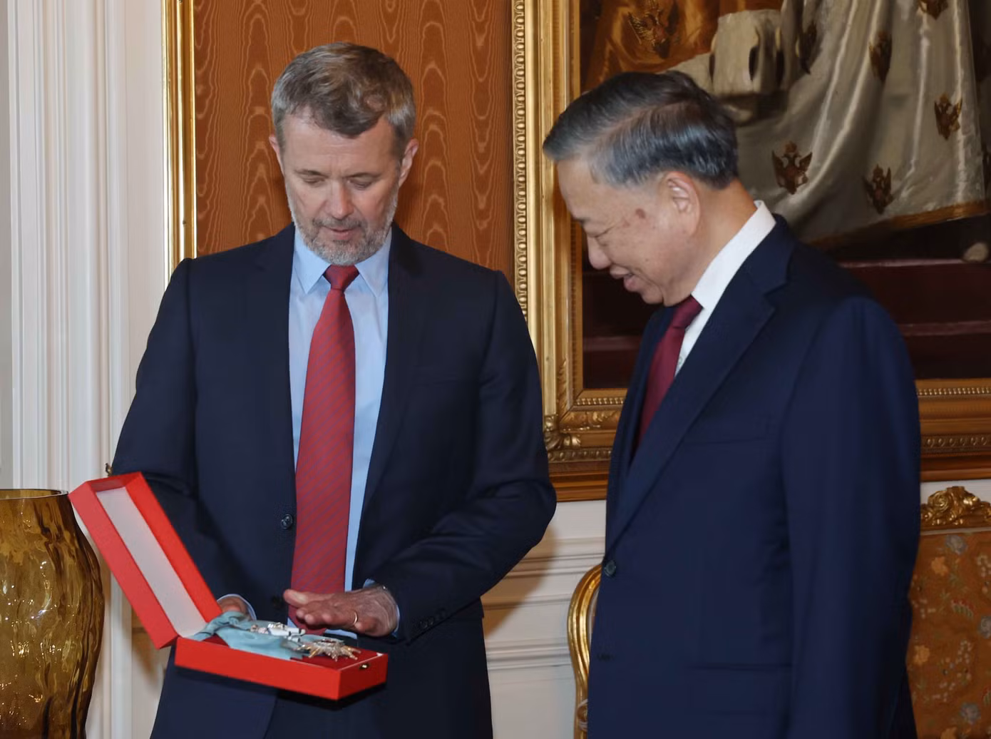 vna-potal-tong-bi-thu-chu-tich-nuoc-to-lam-va-phu-nhan-hoi-kien-nha-vua-dan-mach-va-hoang-hau-9098289.jpg