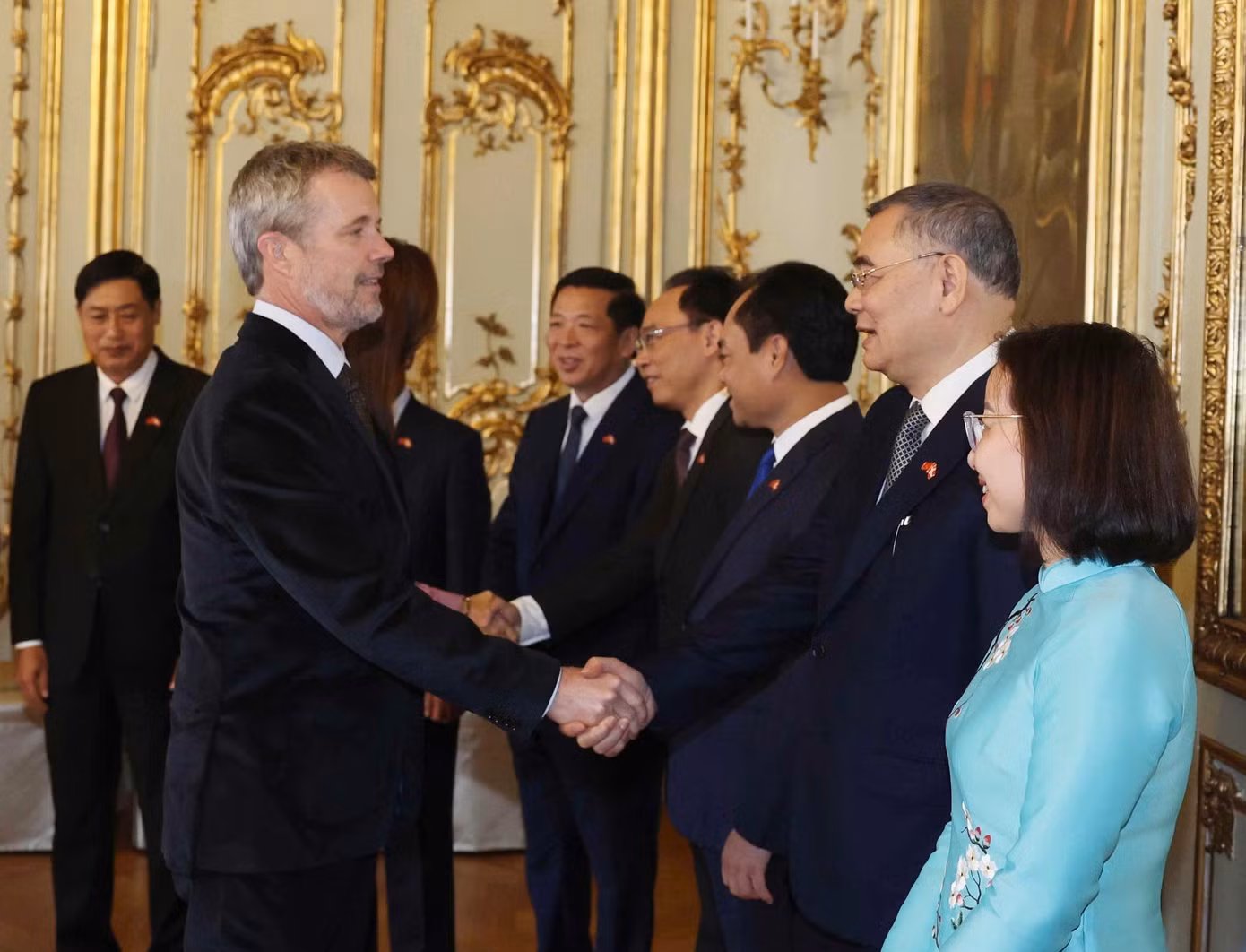 vna-potal-nha-vua-dan-mach-va-hoang-hau-chu-tri-le-tien-tong-bi-thu-chu-tich-nuoc-to-lam-va-phu-nhan-9103265.jpg
