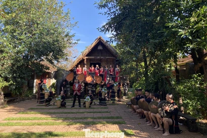 Du khách say với cà phê và 'tiệc' cồng chiêng Ê Đê