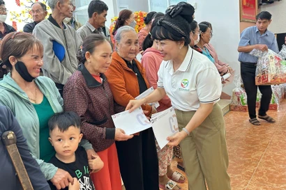 Trao 160 suất quà Tết cho người dân xã vùng lũ Đắk Lắk